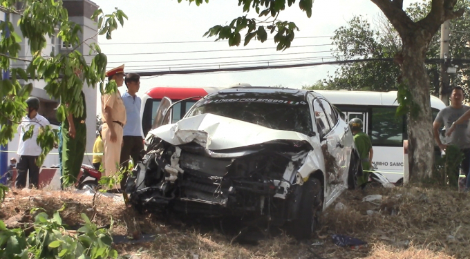 Xe &ocirc; t&ocirc; nh&atilde;n hiệu Civic bị hư hỏng nặng sau va chạm (Ảnh: H&agrave; Bắc)