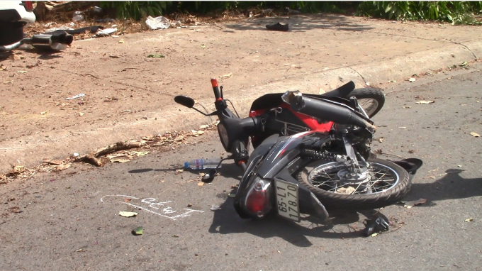 Người đ&agrave;n &ocirc;ng điều khiển xe m&aacute;y bị thương nặng phải nhập viện cấp cứu (Ảnh: H&agrave; Bắc)