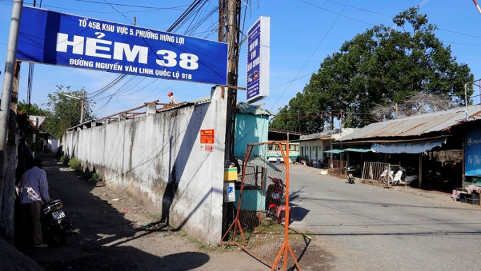 Hiện B&atilde;i đậu xe &ocirc; t&ocirc; đ&atilde; x&acirc;y dựng tường r&agrave;o v&agrave; ranh mốc ổn định, t&aacute;ch biệt với đất của c&aacute;c hộ d&acirc;n hẻm 38.