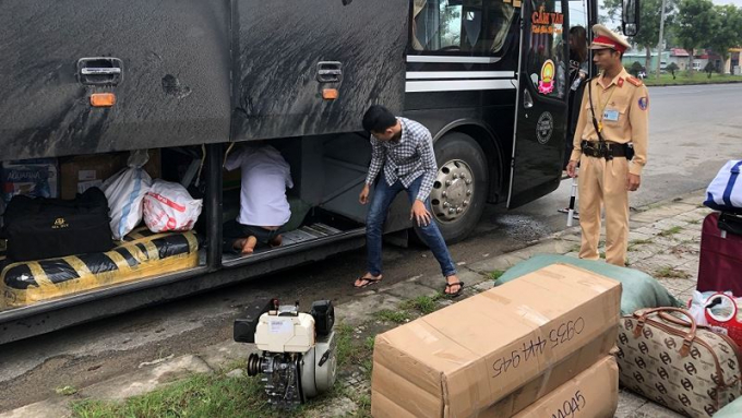 Lực lượng QLTT phối hợp với CSGT C&ocirc;ng an TP. Đ&agrave; Nẵng ph&aacute;t hiện, ngăn chặn nhiều vụ h&agrave;ng lậu theo xe kh&aacute;ch tuồn v&agrave;o Đ&agrave; Nẵng