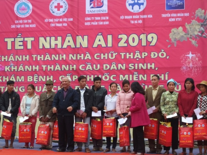 B&agrave; con v&ugrave;ng lũ Quan H&oacute;a vui mừng nhận qu&agrave; từ đo&agrave;n c&ocirc;ng t&aacute;c.