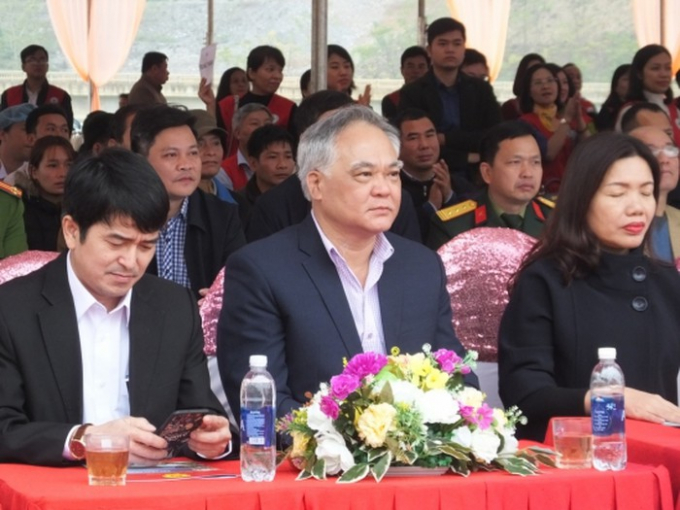 &Ocirc;ng Phạm B&aacute; Diệm, B&iacute; thư Huyện ủy Huyện Quan H&oacute;a (ngồi giữa)