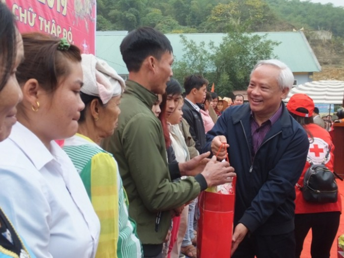 Ph&oacute; Chủ tịch Quốc hội U&ocirc;ng Chu Lưu trao qu&agrave; Tết cho b&agrave; con v&ugrave;ng lũ.