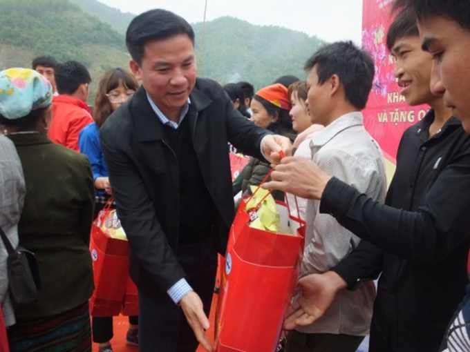 Ph&oacute; B&iacute; Thư thường trực Tỉnh ủy Thanh H&oacute;a - Đỗ Trọng Hưng đưa Tết sớm đến b&agrave; con x&atilde; Trung Sơn.