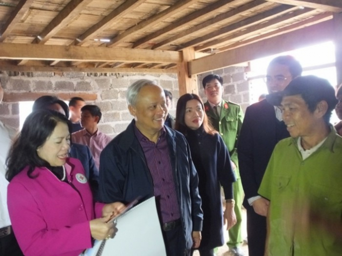 Đo&agrave;n thăm hỏi, động vi&ecirc;n b&agrave; con v&ugrave;ng lũ.