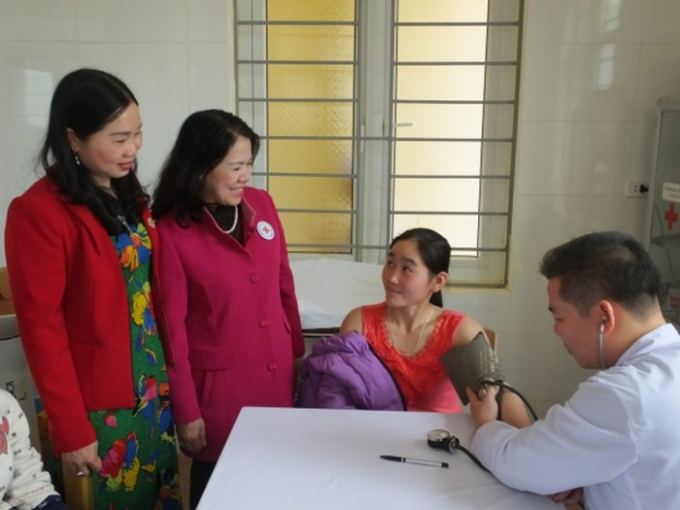 Ph&oacute; Chủ tịch Quốc hội U&ocirc;ng Chu Lưu c&ugrave;ng b&agrave; con v&ugrave;ng lũ Thanh H&oacute;a đ&oacute;n Tết sớm