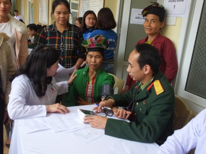 Kh&aacute;m chữa bệnh v&agrave; cấp thuốc miễn ph&iacute; cho người d&acirc;n.