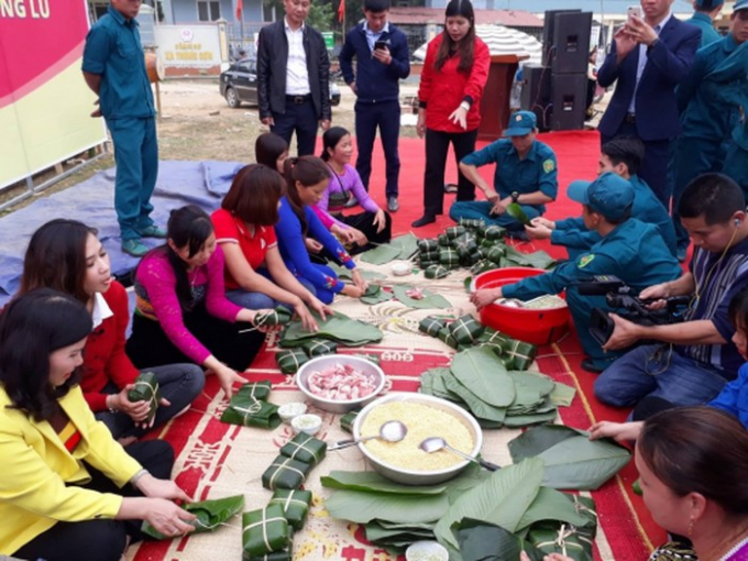 C&agrave;n bộ CTĐ c&ugrave;ng b&agrave; con g&oacute;i b&aacute;nh chưng...