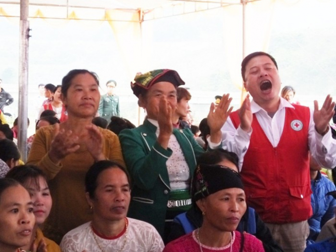 v&agrave; c&ugrave;ng h&ograve;a những lời ca vui mừng đ&oacute;n Tết sớm.