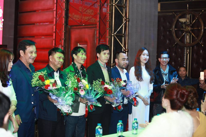 Đạo diễn Phạm Nguy&ecirc;n Bắc trao hoa cho c&aacute;c diễn vi&ecirc;n v&agrave; c&aacute;c nh&agrave; t&agrave;i trợ.