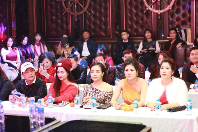 Đ&ocirc;ng đảo c&aacute;c nh&agrave; b&aacute;o, ph&oacute;ng vi&ecirc;n c&ugrave;ng c&aacute;c anh chị em nghệ sỹ đến tham dự.