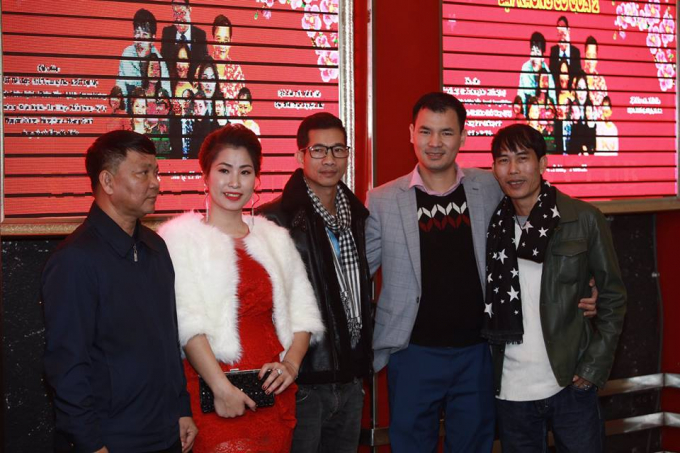 Đạo diễn chụp ảnh lưu niệm c&ugrave;ng nh&agrave; t&agrave;i trợ v&agrave; anh em nghệ sỹ.