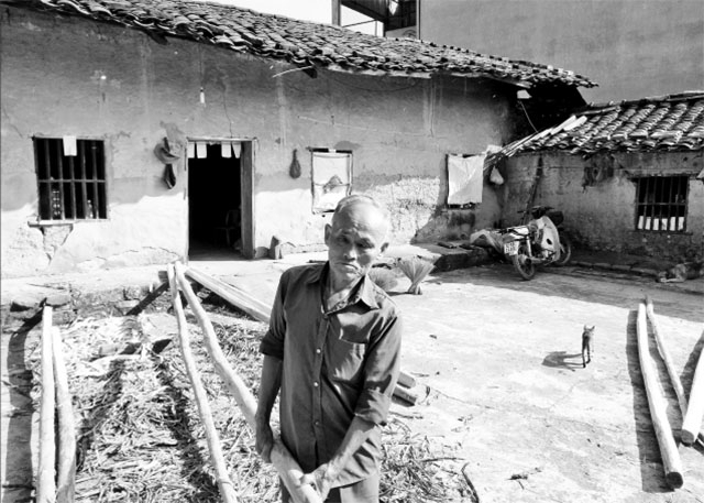 &Ocirc;ng Ho&agrave;ng Văn Phụng ở th&ocirc;n Bản Mặn, x&atilde; Xu&acirc;n M&atilde;n, huyện Lộc B&igrave;nh chuẩn bị vật liệu được hỗ trợ để sửa lại m&aacute;i nh&agrave;.