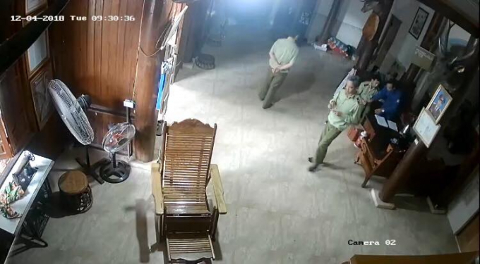 H&igrave;nh ảnh nh&oacute;m c&aacute;n bộ QLTT tại nh&agrave; thầy lang.