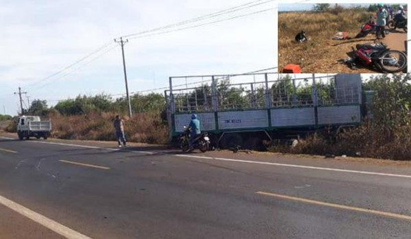 Hiện trường xe tải g&atilde;y trục quay ngang đường t&ocirc;ng xe m&aacute;y khiến 3 chị em tử vong. Ảnh: D&acirc;n tr&iacute;.