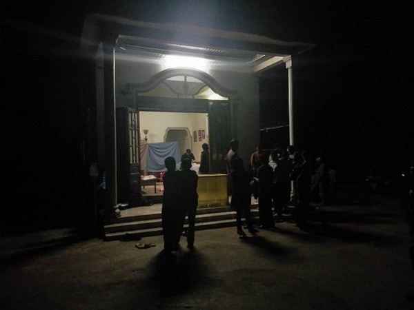 Họ h&agrave;ng c&oacute; mặt lo đ&aacute;m tang cho em Nguyệt khi mẹ chưa kịp về. Ảnh: Vietnammoi/Đời sống v&agrave; Ph&aacute;p l&yacute;.