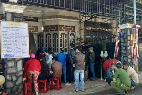 Gia đ&igrave;nh lo mai t&aacute;ng cho &ocirc;ng Phước - Ảnh: Infonet