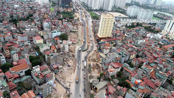 Với tổng mức đầu tư hơn 3,1 ngh&igrave;n tỷ đồng cho tuyến đường d&agrave;i 5,5 km, mặt cắt ngang sẽ được mở rộng từ 56 m l&ecirc;n 93 m, mỗi b&ecirc;n 6 l&agrave;n xe cơ giới đang trong qu&aacute; tr&igrave;nh ho&agrave;n thiện.