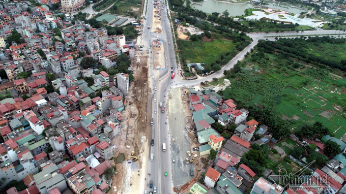 Nhiều thửa đất tr&ecirc;n địa b&agrave;n phường Cổ Nhuế 2 bị biến dạng, kh&ocirc;ng c&ograve;n vu&ocirc;ng vắn khiến cho nhiều ng&ocirc;i nh&agrave; c&oacute; h&igrave;nh dạng kỳ dị mọc l&ecirc;n.