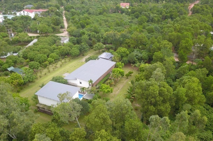 Khu&ocirc;n vi&ecirc;n nh&agrave; vườn đồ sộ của ca sĩ Mỹ Linh.