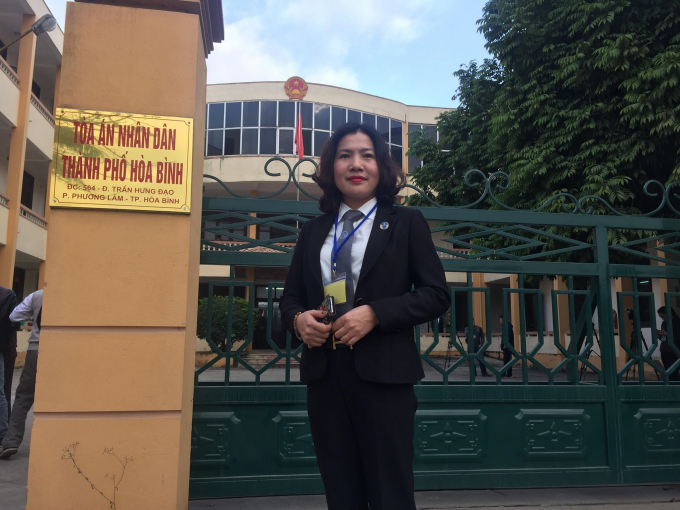 Luật sư Nguyễn Thị Đinh Hương- người b&agrave;o chữa cho bị c&aacute;o Đỗ Anh Tuấn cũng l&agrave; người bảo vệ quyền v&agrave; lợi &iacute;ch hợp ph&aacute;p cho C&ocirc;ng ty cổ phần dược phẩm Thi&ecirc;n Sơn.