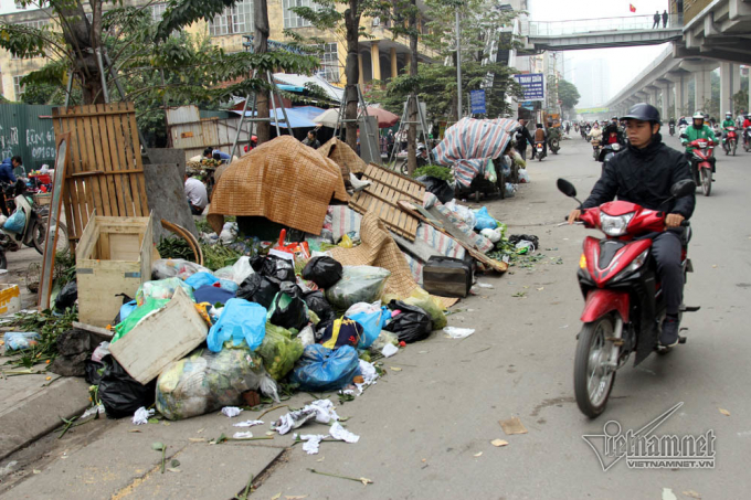 Những ng&agrave;y cuối tuần r&aacute;c tr&agrave;n ngập trong nội th&agrave;nh.