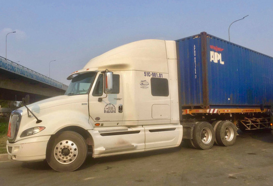 Chiếc xe container được người d&acirc;n khống chế dừng lại c&aacute;ch hiện trường gần 1 km.