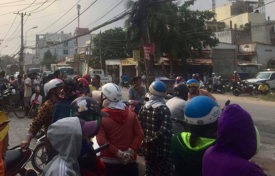 Tại hiện trường vụ tai nạn, nhiều người hiếu kỳ đến theo d&otilde;i v&agrave; tỏ ra bức x&uacute;c.