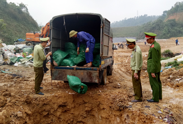 Lực lượng chức năng thu giữ v&agrave; ti&ecirc;u hủy ch&acirc;n g&agrave; lậu. (Ảnh: Baolaocai.vn).