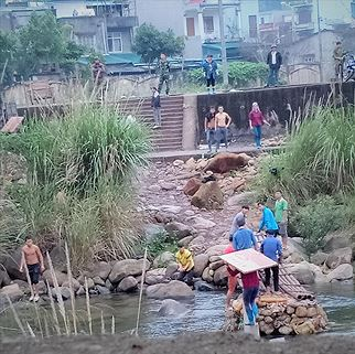 L&uacute;c đỉnh điểm c&oacute; hơn 60 cửu vạn tập trung v&aacute;c h&agrave;ng tại khu vực chợ Đồng Văn, B&igrave;nh Li&ecirc;u. (ảnh cắt từ clip). Ảnh b&aacute;o Tiền Phong.