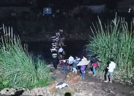 H&agrave;ng lậu được tự do vận chuyển từ 22h đ&ecirc;m đến khoảng 6h30 s&aacute;ng ng&agrave;y h&ocirc;m sau tại khu vực chợ Đồng Văn. (ảnh cắt từ clip)