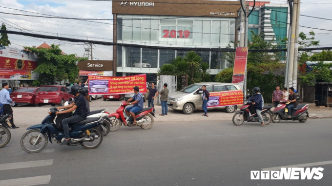 H&igrave;nh ảnh kh&aacute;ch h&agrave;ng căng băng r&ocirc;n phản đối trước trụ sở Hyundai Ngọc An.