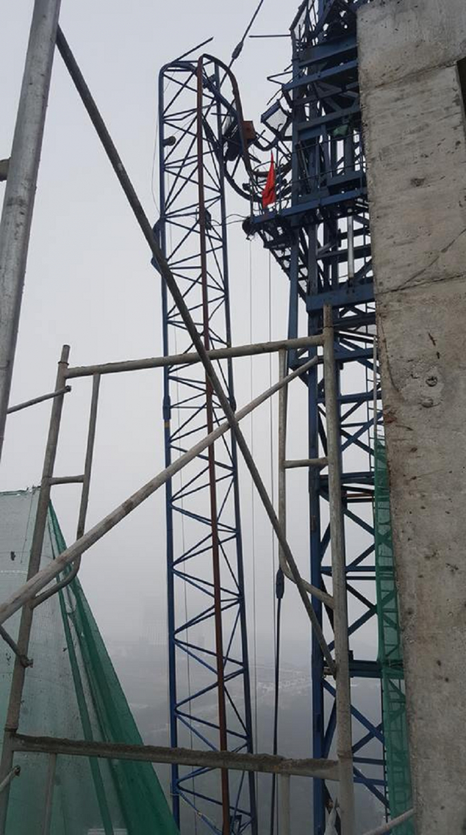 C&aacute;nh cẩu bị gẫy treo lủng lẳng tr&ecirc;n độ cao h&agrave;ng chục m&eacute;t.