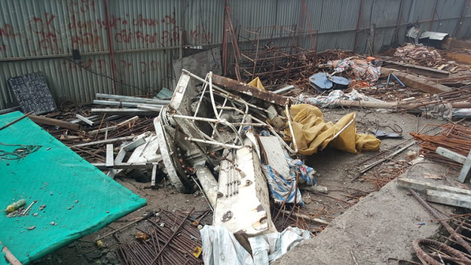 Vật thể cẩu l&ecirc;n tr&ecirc;n cao được cho l&agrave; qu&aacute; tải so với tải trọng của cẩu th&aacute;p.