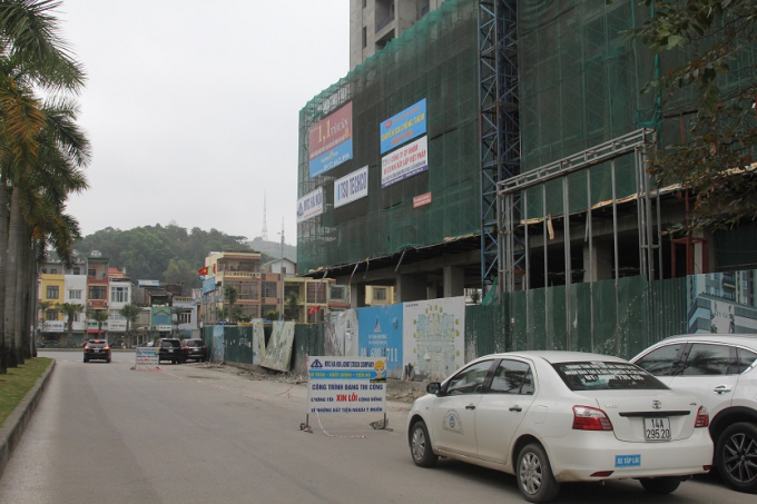 Đơn vị thi c&ocirc;ng dựng biển cảnh b&aacute;o dưới tuyến đường đ&ocirc;i khu vực nguy hiểm trong qu&aacute; tr&igrave;nh th&aacute;o dỡ cẩu th&aacute;p.