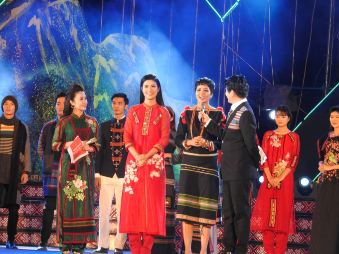 Hoa hậu Ngọc H&acirc;n v&agrave; H'Hen Ni&ecirc; giao lưu với kh&aacute;n giả tại&nbsp;đ&ecirc;m khai mạc lễ hội.