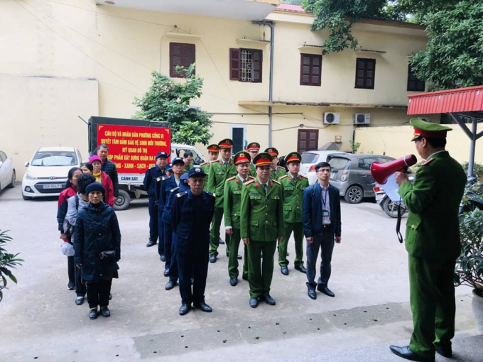 Đồng ch&iacute; Phạm Văn Thịnh - Trung t&aacute;, Trưởng C&ocirc;ng an phường Cống Vị triển khai ra qu&acirc;n thực hiện việc đảm bảo trật tự đ&ocirc; thị.