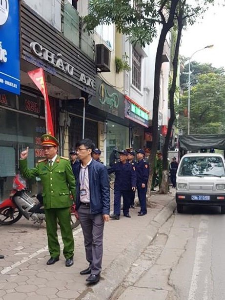 Đồng ch&iacute; Phạm Văn Thịnh v&agrave; đồng ch&iacute; Phan Hữu Luật - Ph&oacute; chủ tịch UBND phường Cống Vị chỉ đạo việc ra qu&acirc;n xử l&yacute;.