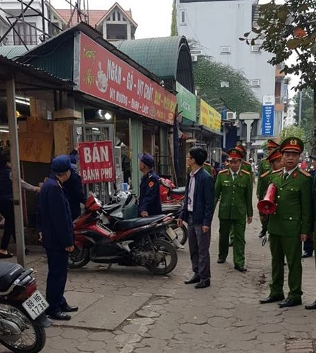 Xử l&yacute; trật tự đ&ocirc; thị tr&ecirc;n một số tuyến phố lớn như Đội Cấn, Linh Lang, Phan Kế B&iacute;nh, Đ&agrave;o Tấn...
