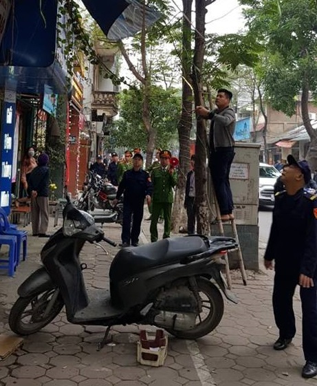 Th&aacute;o dỡ c&aacute;c biển hiệu lấn chiếm vỉa h&egrave;.