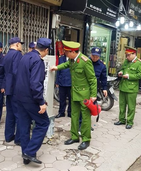 Xử l&yacute; việc quảng c&aacute;o tr&ecirc;n c&aacute;c trụ điện.