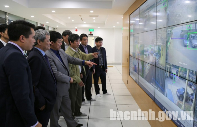 Chủ tịch UBND tỉnh Nguyễn Tử Quỳnh thăm quan Trung t&acirc;m t&iacute;ch hợp dữ liệu th&agrave;nh phố th&ocirc;ng minh.