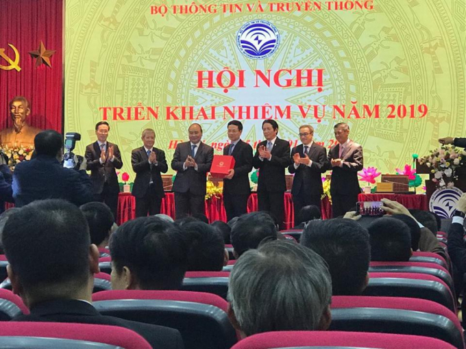 Thủ tướng tặng qu&agrave; để ch&uacute;c một năm mới b&igrave;nh an tới Bộ TT-TT.