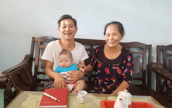 Bệnh nh&acirc;n Vũ Ngọc Huấn (67 tuổi, ngụ phường 3, TP T&acirc;y Ninh, tỉnh T&acirc;y Ninh) c&ugrave;ng vợ v&agrave; ch&aacute;u.