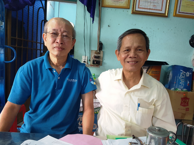 &Ocirc;ng Nguyễn Văn Hảo (&aacute;o xanh) v&agrave; &ocirc;ng Nguyễn Hữu S&aacute;u (&aacute;o trắng), bệnh nh&acirc;n được b&aacute;c sĩ L&igrave;l chữa trị.