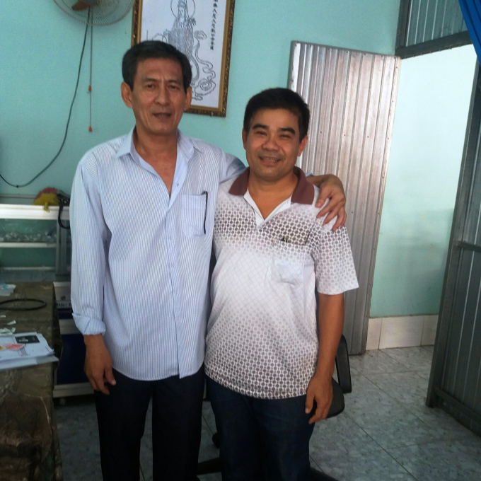 B&aacute;c sĩ Trịnh S&aacute;ng L&igrave;l (b&ecirc;n tr&aacute;i) c&ugrave;ng bệnh nh&acirc;n.