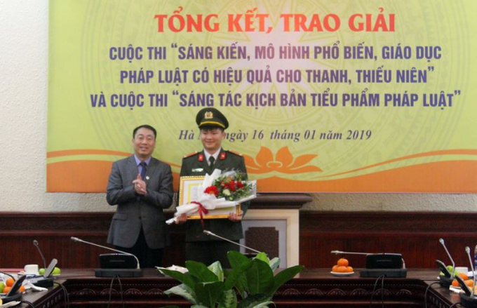 Bộ Tư ph&aacute;p trao giải hai cuộc thi về phổ biến ph&aacute;p luật