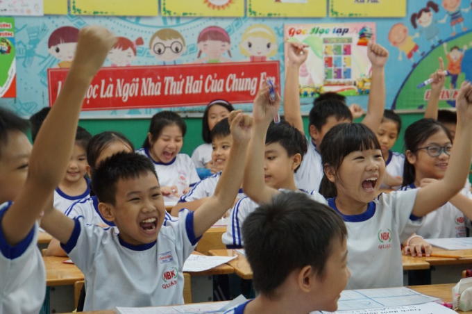 Ngo&agrave;i giờ dạy, gi&aacute;o vi&ecirc;n phải soạn gi&aacute;o &aacute;n, chấm b&agrave;i, v&agrave;o điểm, xử l&yacute; học sinh vi phạm, c&ocirc;ng t&aacute;c chủ nhiệm...