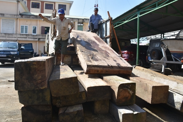 C&ocirc;ng an tỉnh Quảng Nam li&ecirc;n tục ph&aacute;t hiện c&aacute;c vụ vận chuyển gỗ lậu. Ảnh: CAQN.