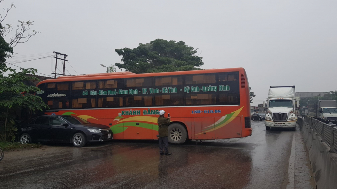 Trước đ&oacute;, v&agrave;o 10h45' c&ugrave;ng ng&agrave;y tr&ecirc;n quốc lộ 1A đoạn qua địa b&agrave;n huyện Diễn Ch&acirc;u, Nghệ An cũng xảy ra một vụ tai nạn khiến giao th&ocirc;ng bị &aacute;ch tắc.